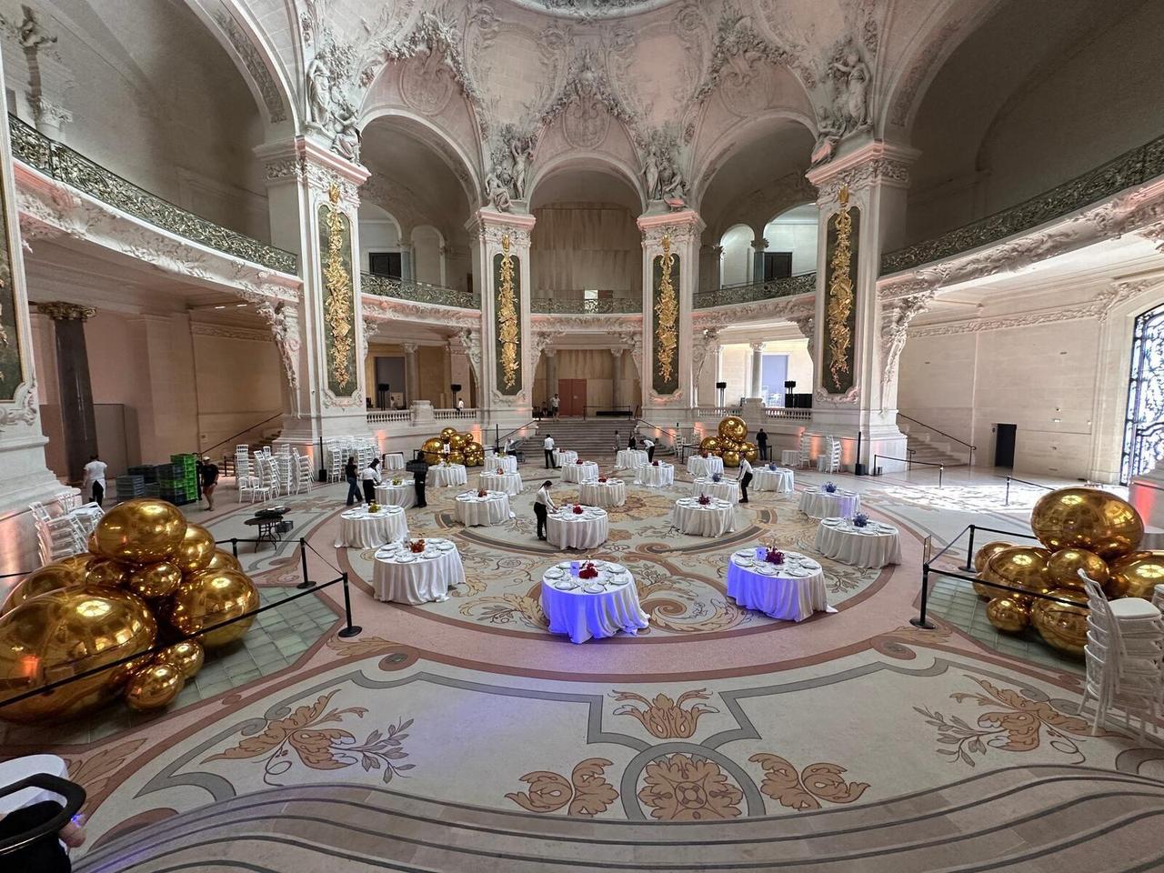 Ballons miroirs dorés installés dans une salle de réception