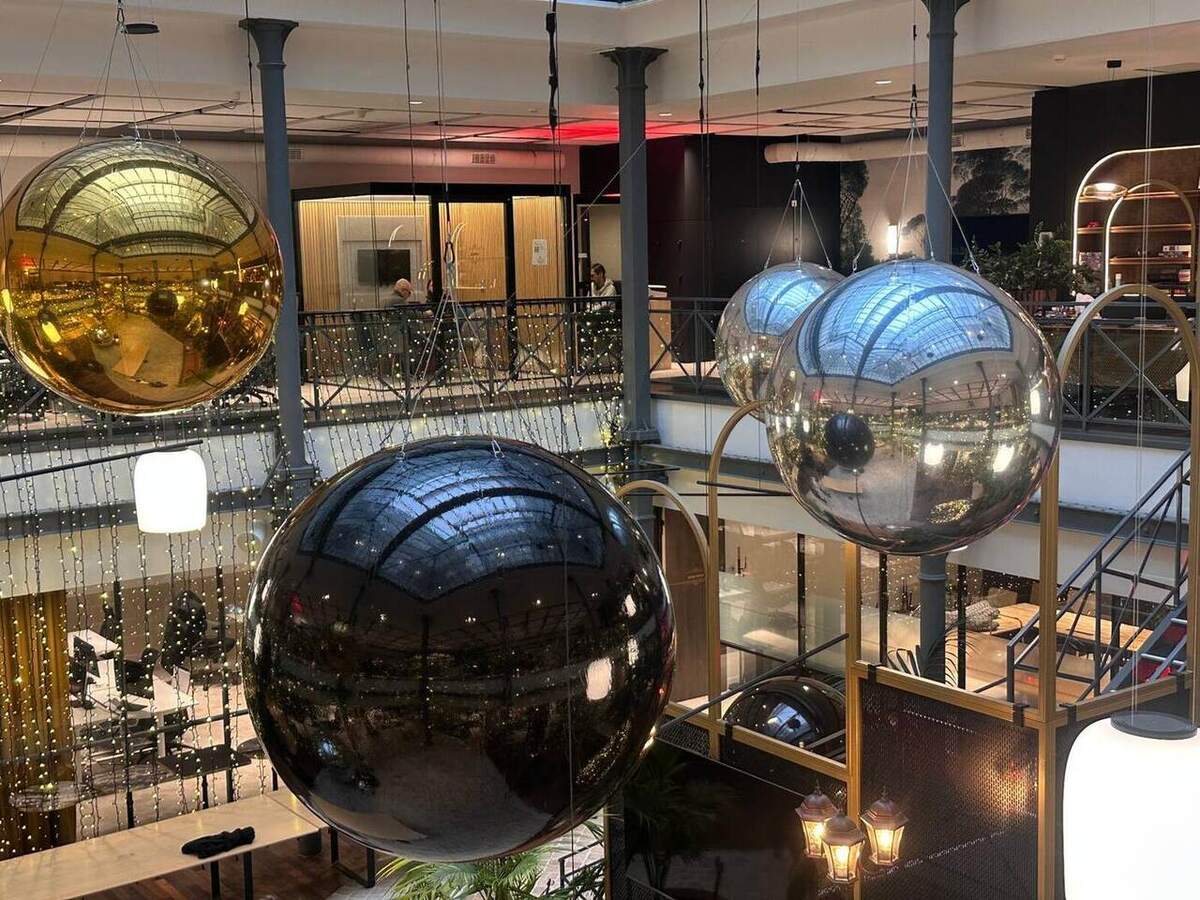 Ballons miroirs dorés, argentés et noirs vus de près