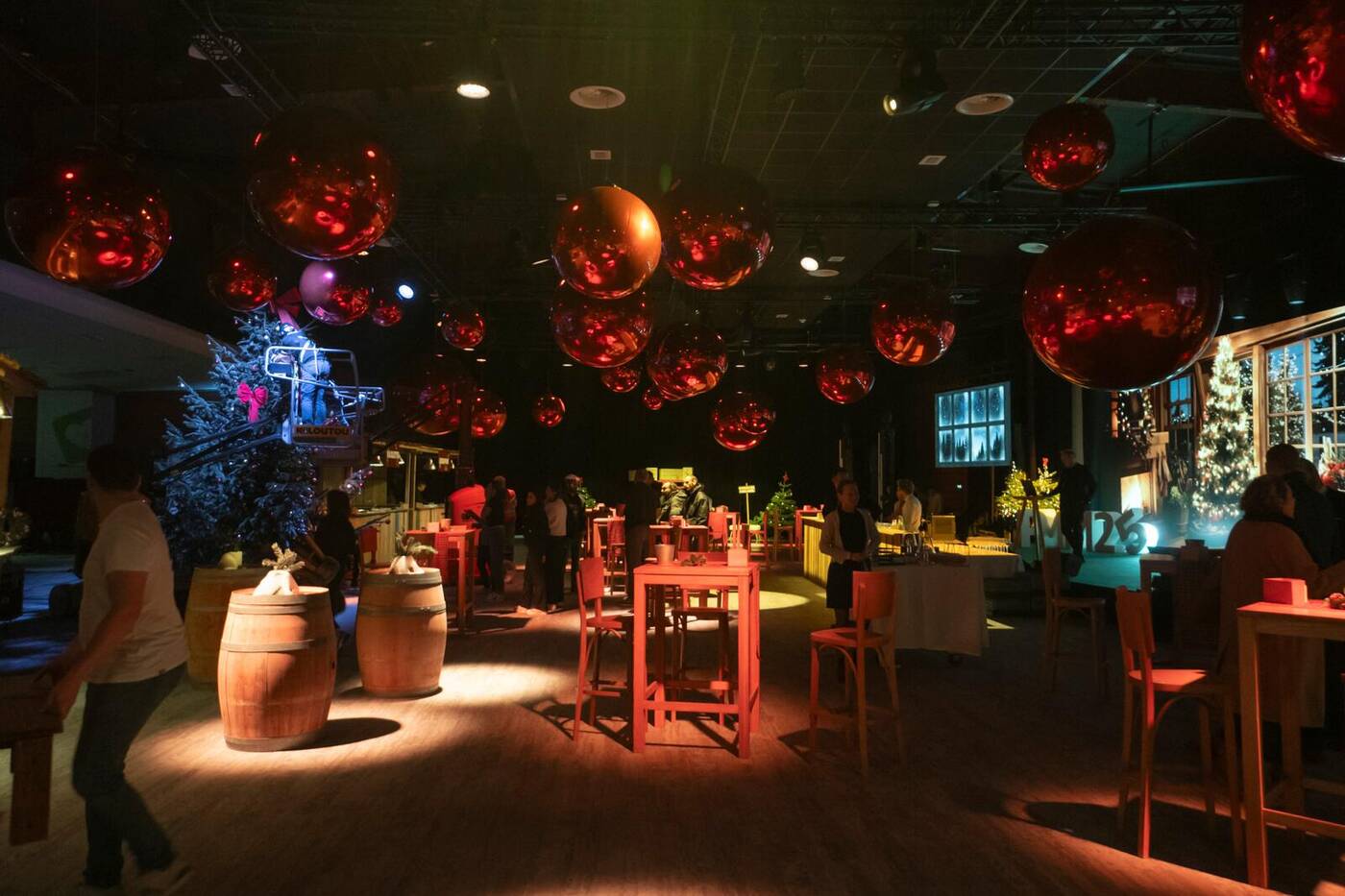 Ballons miroirs rouges dans un décor événementiel élégant