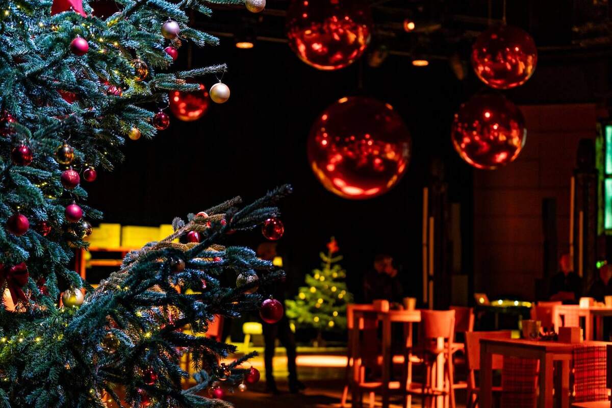Ballons miroirs rouges près d’un sapin lors d’une réception