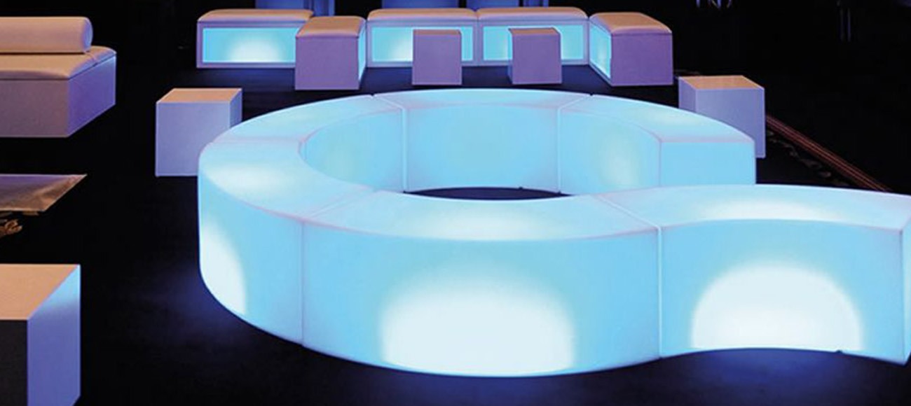 Bancs lumineux LED assemblés en cercle et éclairés en bleu