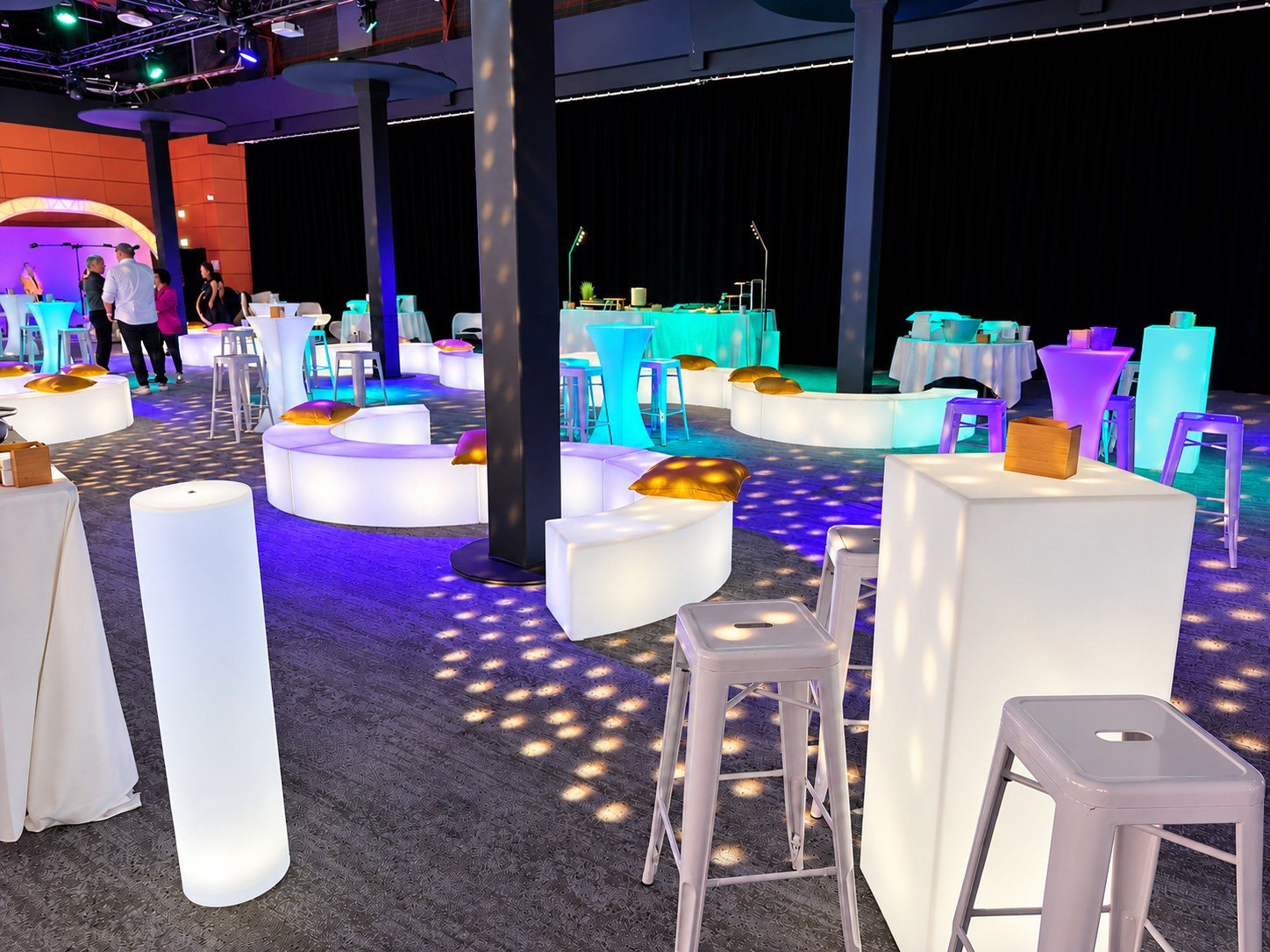 Bancs LED blancs et mobilier lumineux coordonné dans une salle de réception