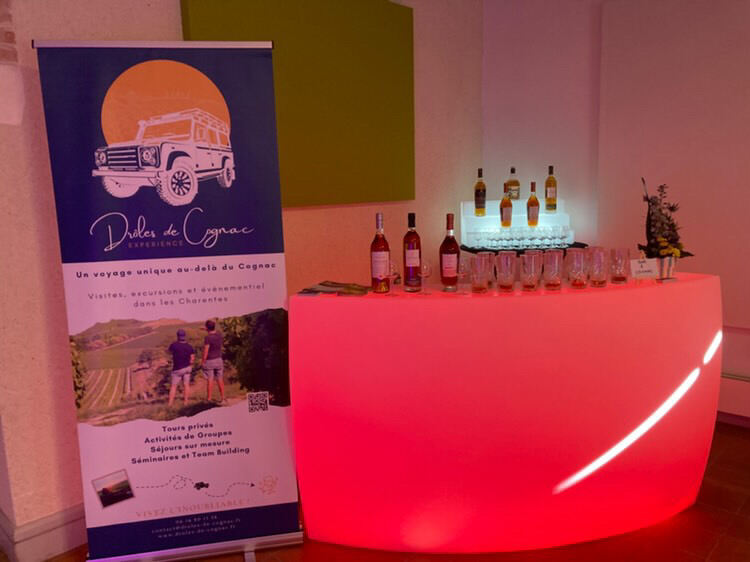 Bar lumineux rouge utilisé comme banque d’accueil