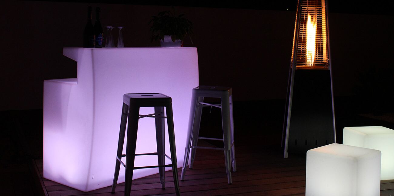 Bar droit lumineux violet avec tabourets hauts