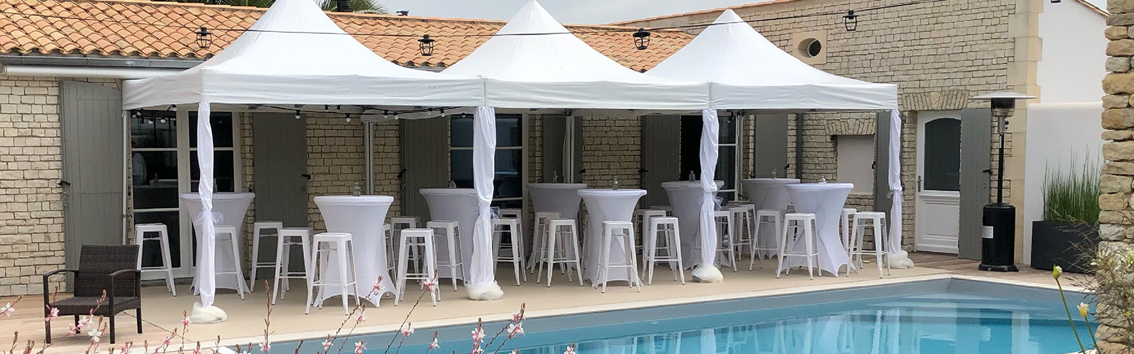Barnums 3 × 3 m aménagés pour un cocktail au bord d’une piscine