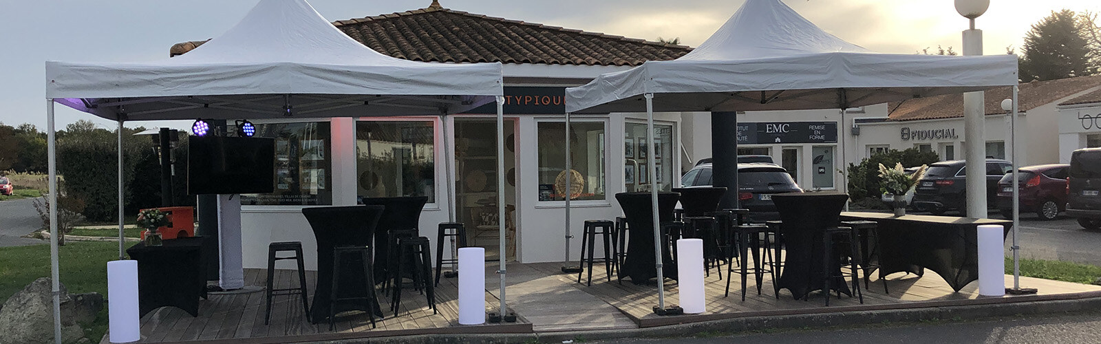 Deux barnums blancs aménagés pour une soirée à Oléron