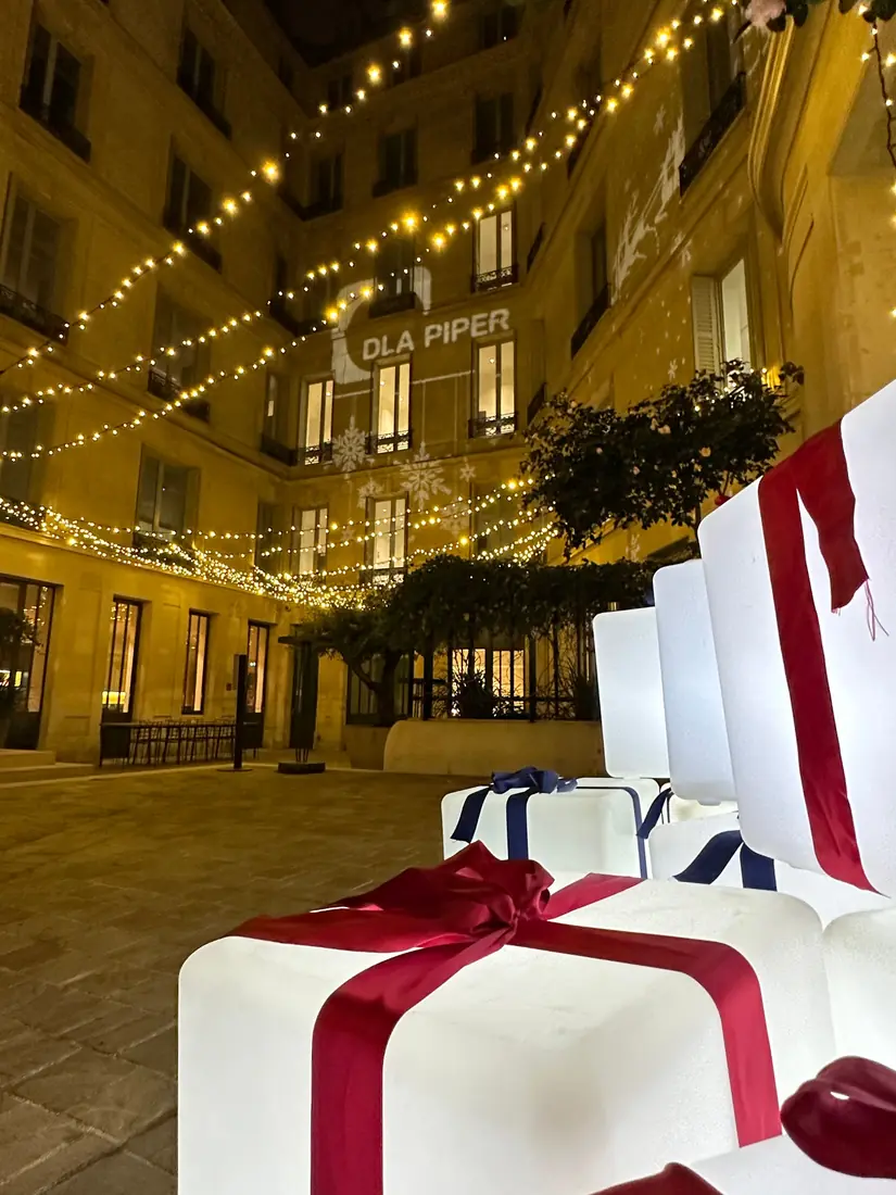 Cadeaux lumineux blancs empilés avec rubans rouges et bleus