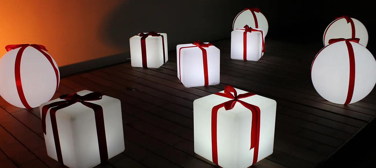 Cadeaux lumineux à rubans colorés accompagnés de sphères lumineuses