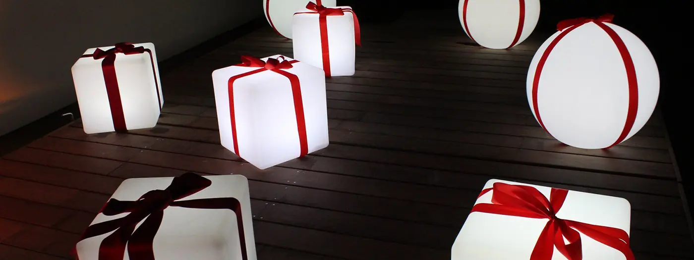 Collection de cubes cadeaux lumineux blancs avec rubans rouges et bleus