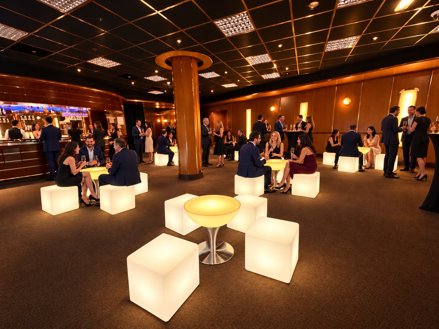 Cubes lumineux blancs utilisés en assises lors d’un cocktail aux lumières ambrées