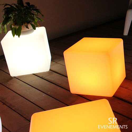 Cube lumineux 40 cm éclairé en ambre sur une terrasse en bois