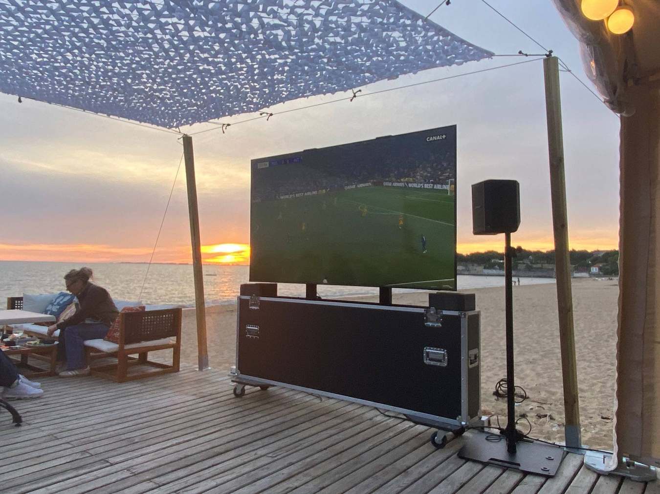 TV grand format sur flight en bord de mer