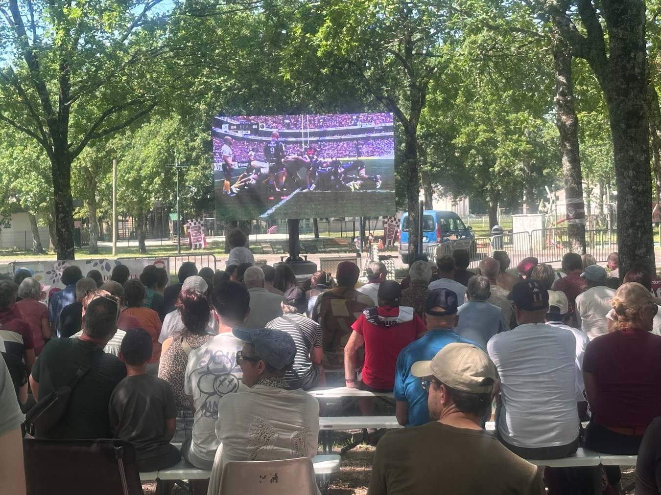 Grand écran au cœur du public
