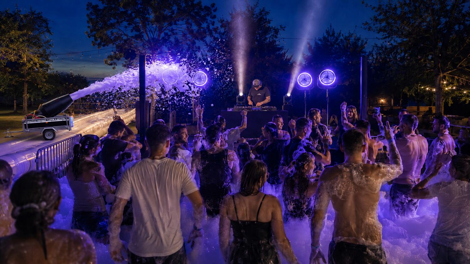 Soirée mousse avec DJ et éclairage événementiel