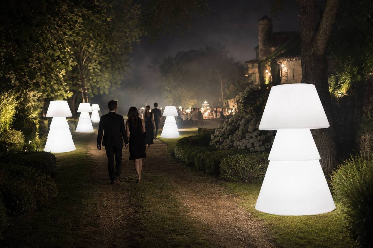 Allée de lampadaires lumineux menant à une réception dans un château
