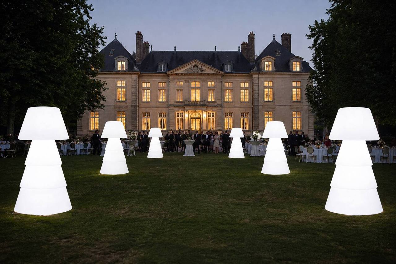 Lampadaires LED blancs dans le parc d’un château pour une réception