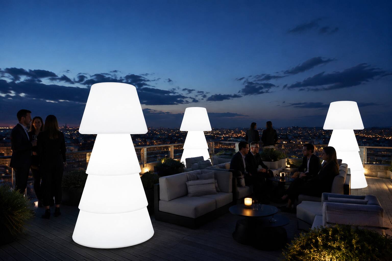 Lampadaires lumineux géants sur un rooftop lors d’une soirée d’entreprise