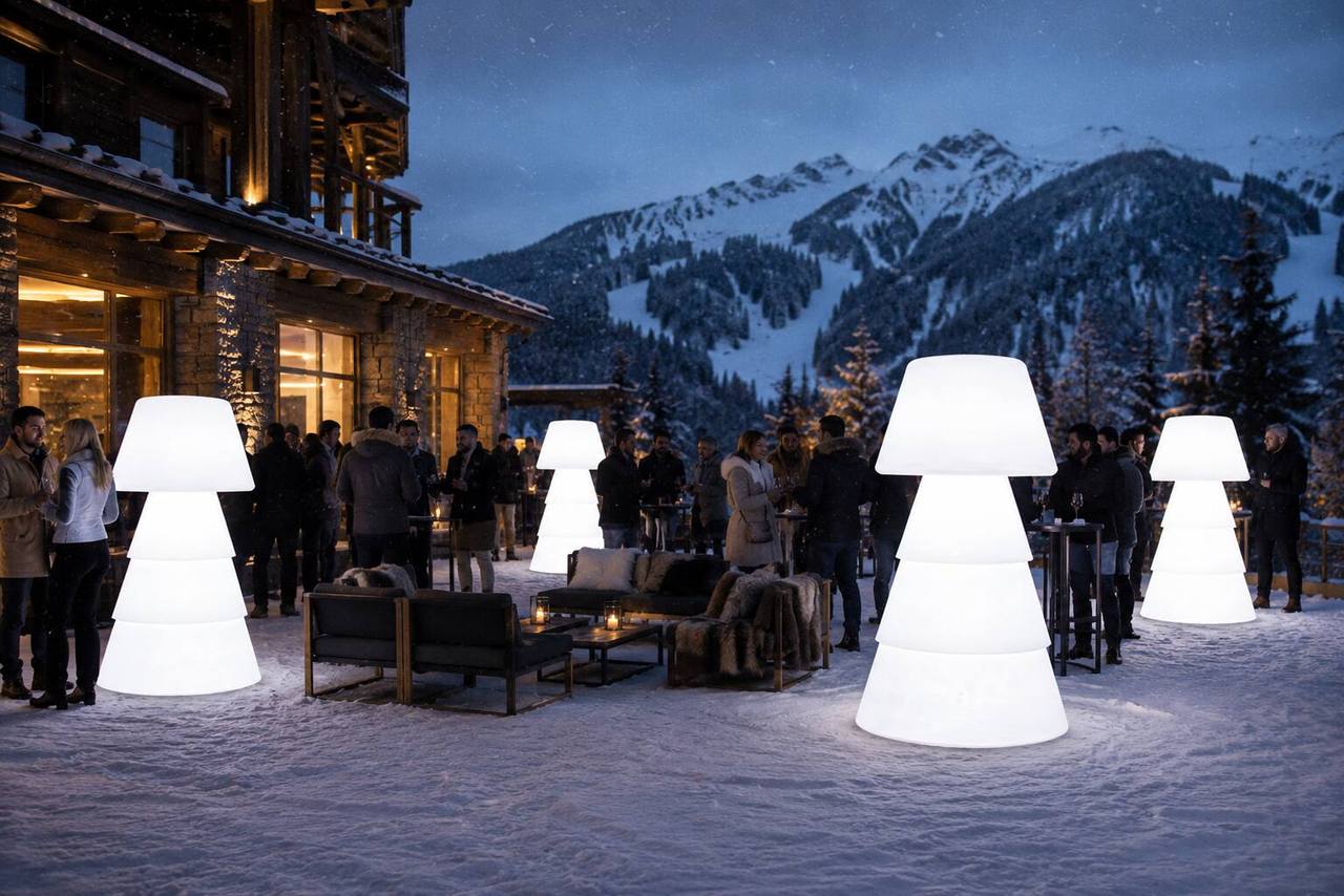 Lampadaires lumineux XL sur une terrasse enneigée en station de ski