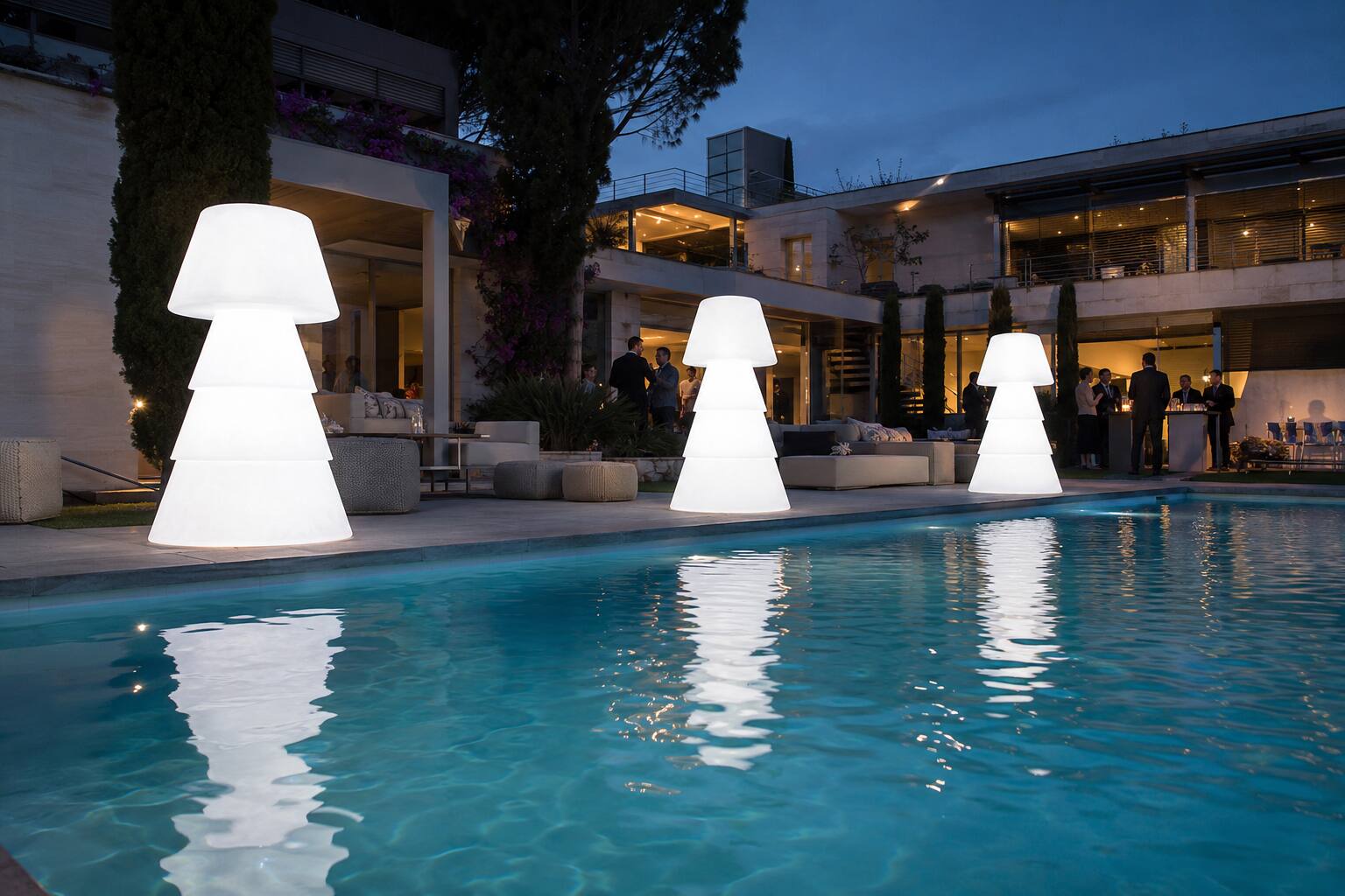 Lampadaires LED XL blancs disposés autour d’une piscine lors d’une réception