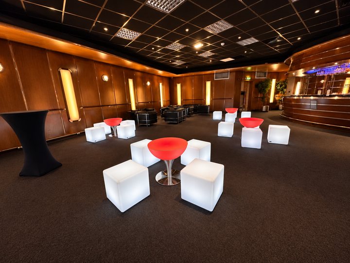 Tables Lounge rouges et assises cubiques lumineuses blanches