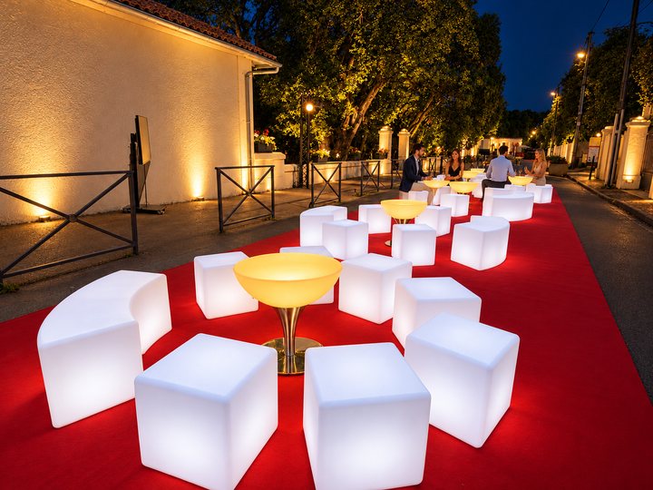 Table Lounge ambrée sur tapis rouge avec invités à l’arrière-plan