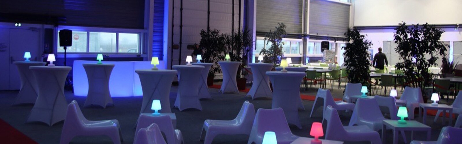 Mange-debout blancs dans un espace de réception lumineux