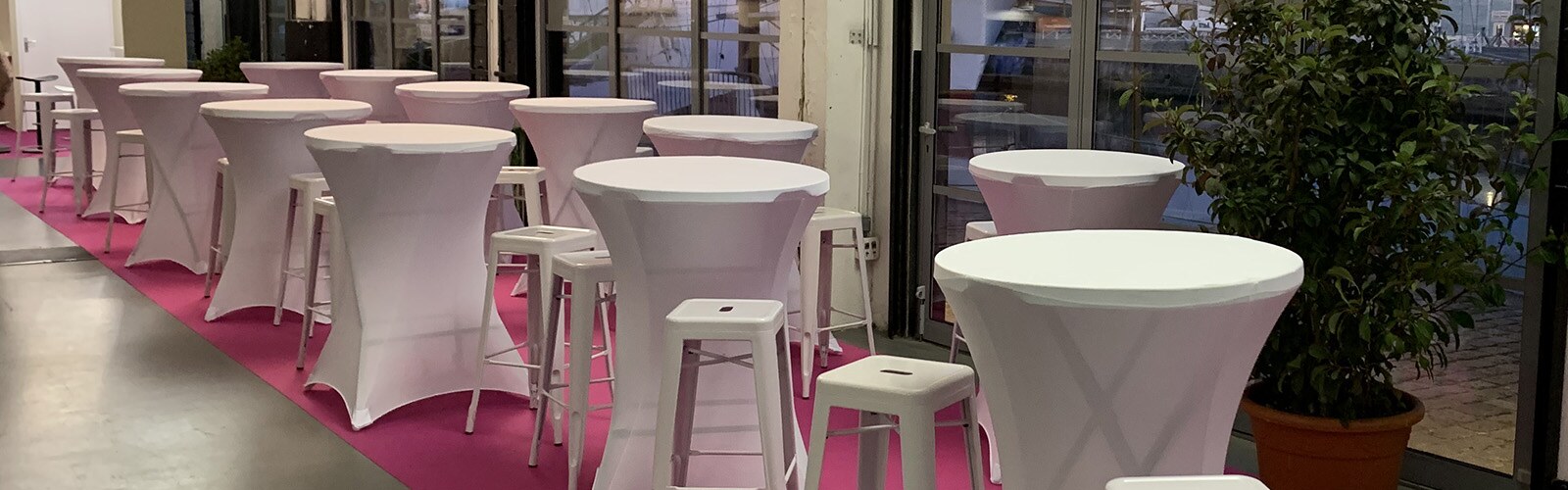 Mange-debout blancs avec tabourets hauts sur un salon