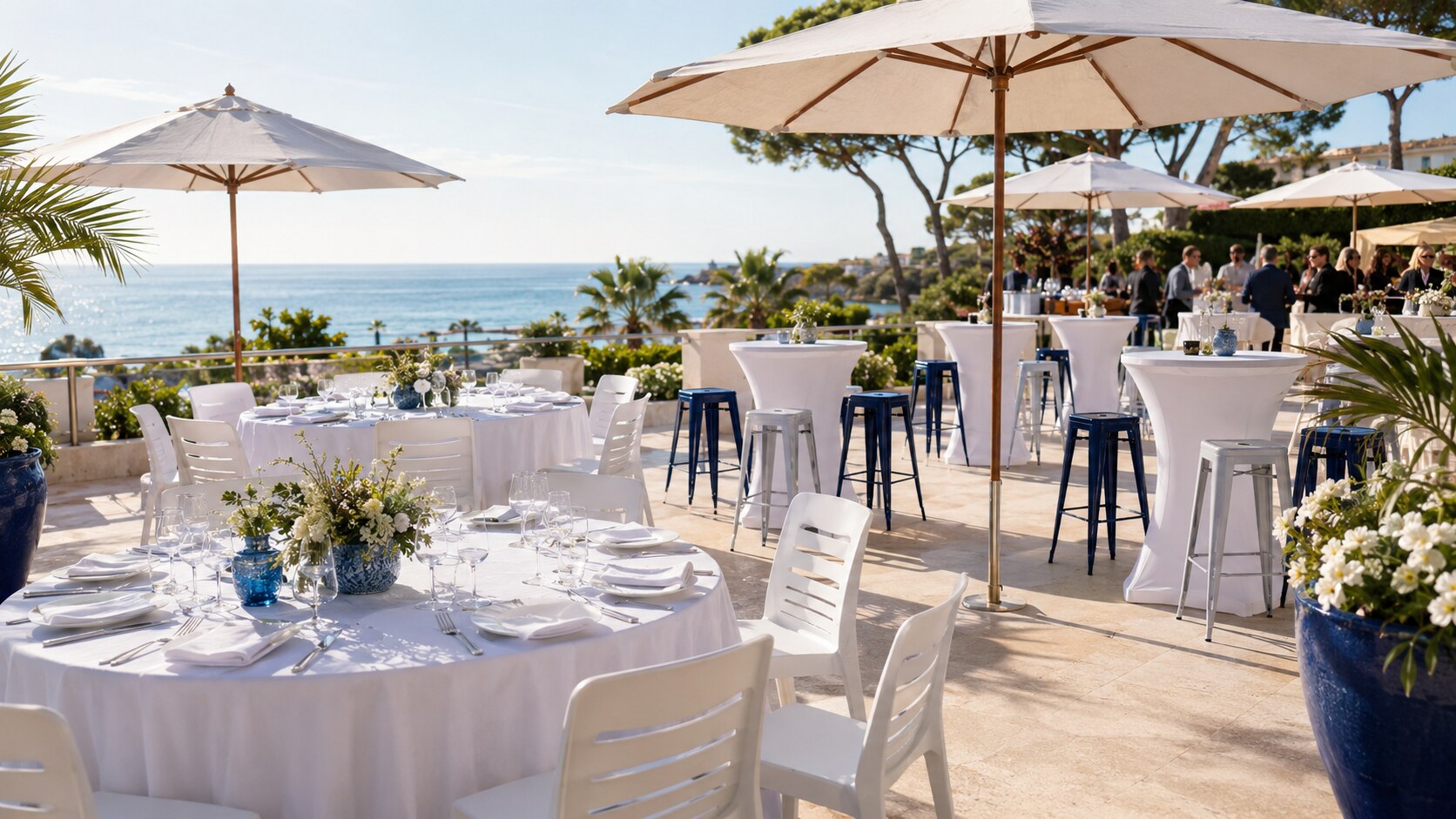 Cocktail en bord de mer avec mobilier de réception blanc