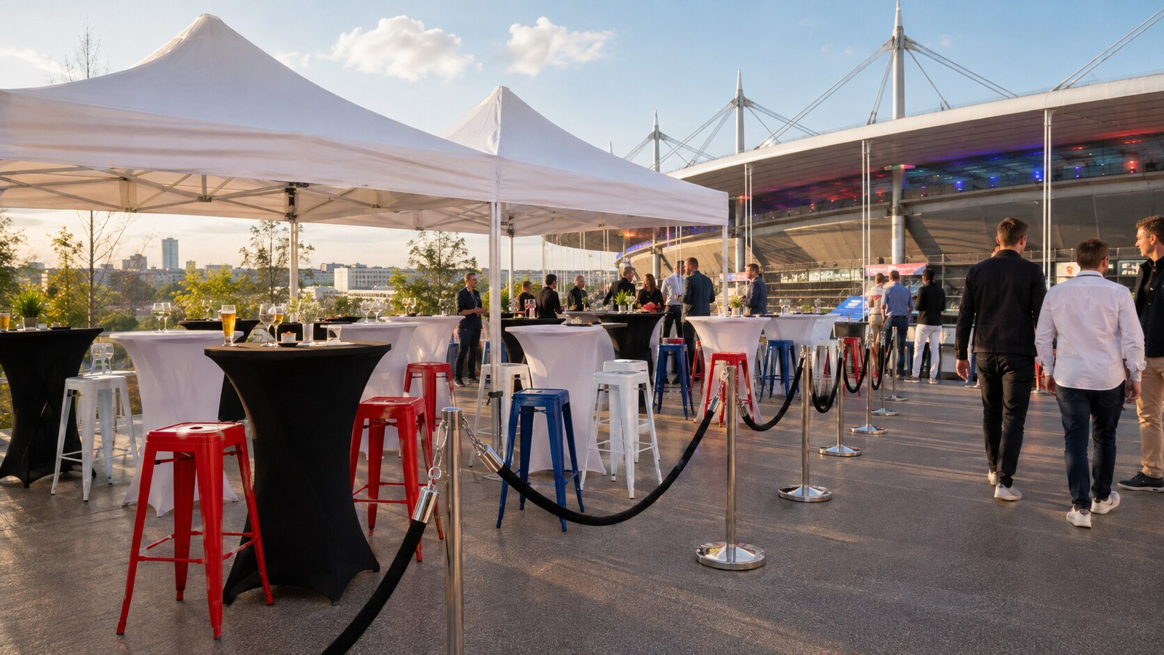 Barnums et mobilier cocktail installés à proximité d’un stade