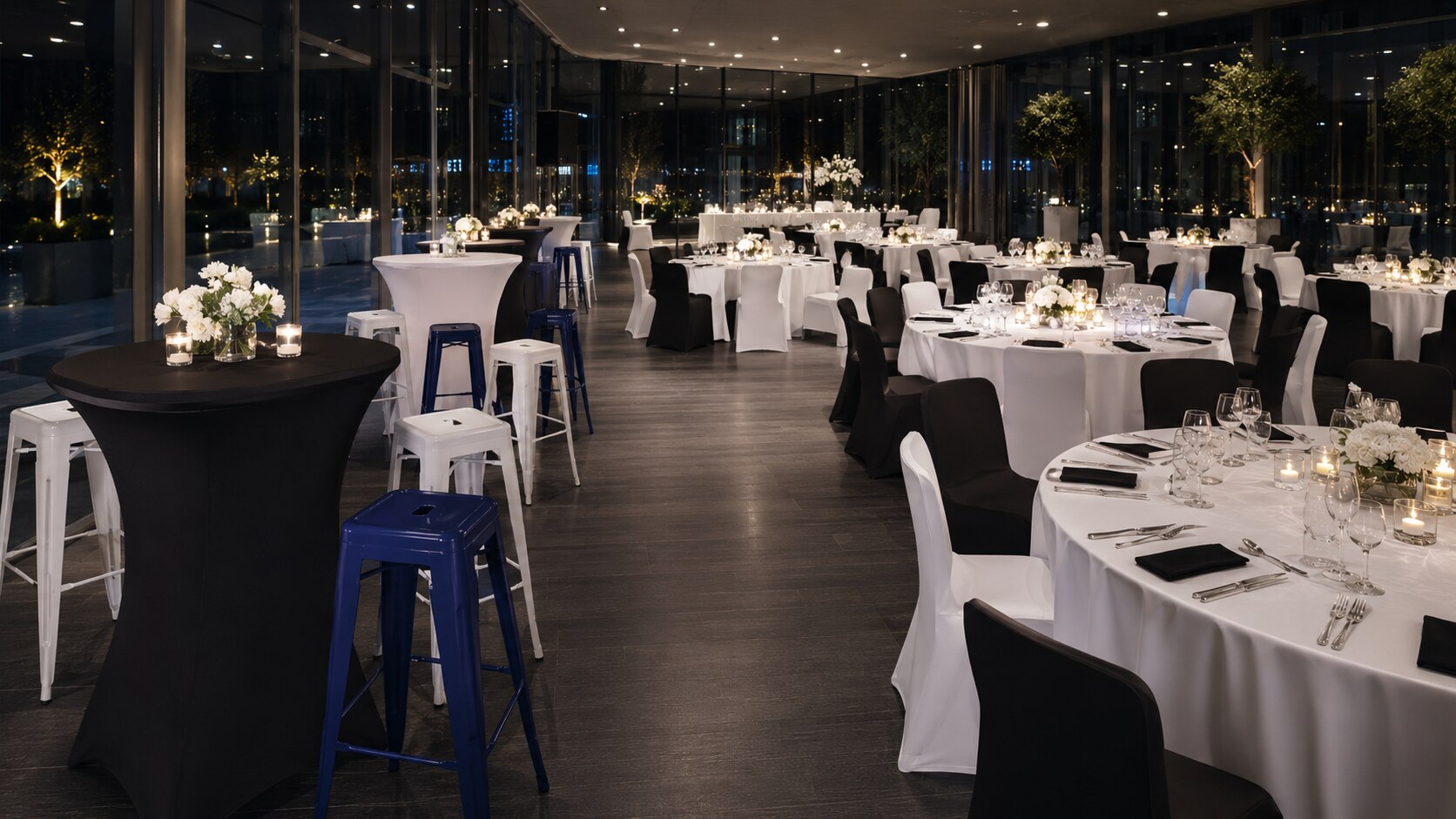Dîner de gala noir et blanc avec tables et chaises de réception