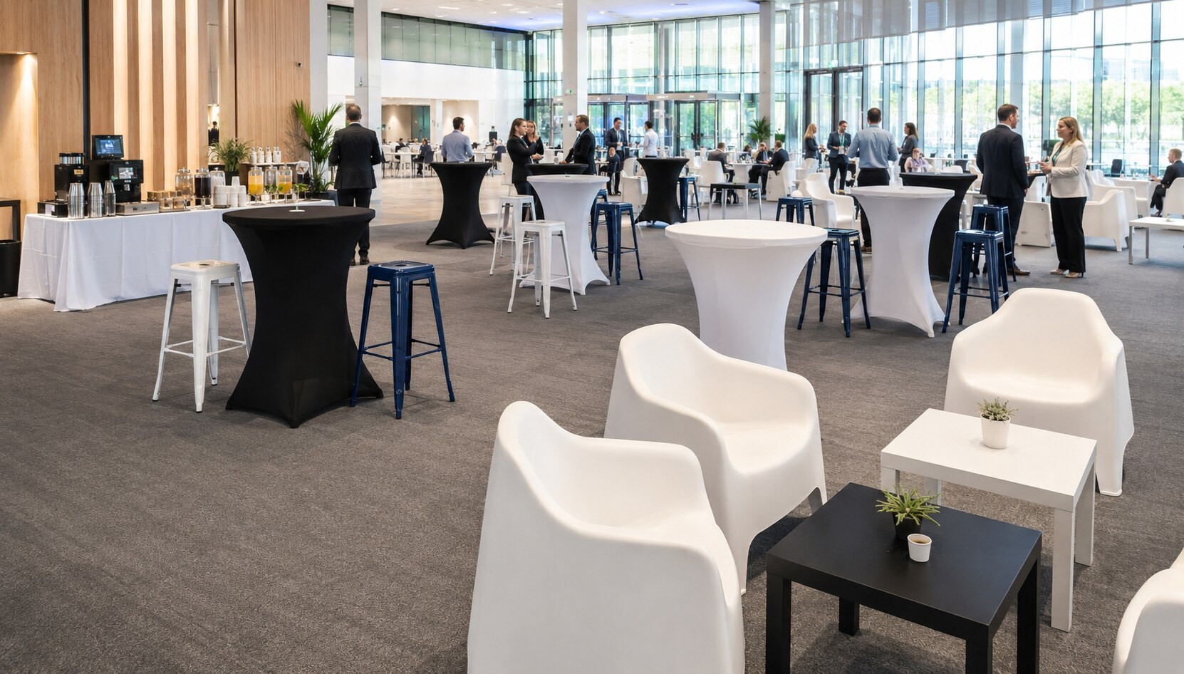 Mobilier cocktail et fauteuils lounge dans un centre de séminaire