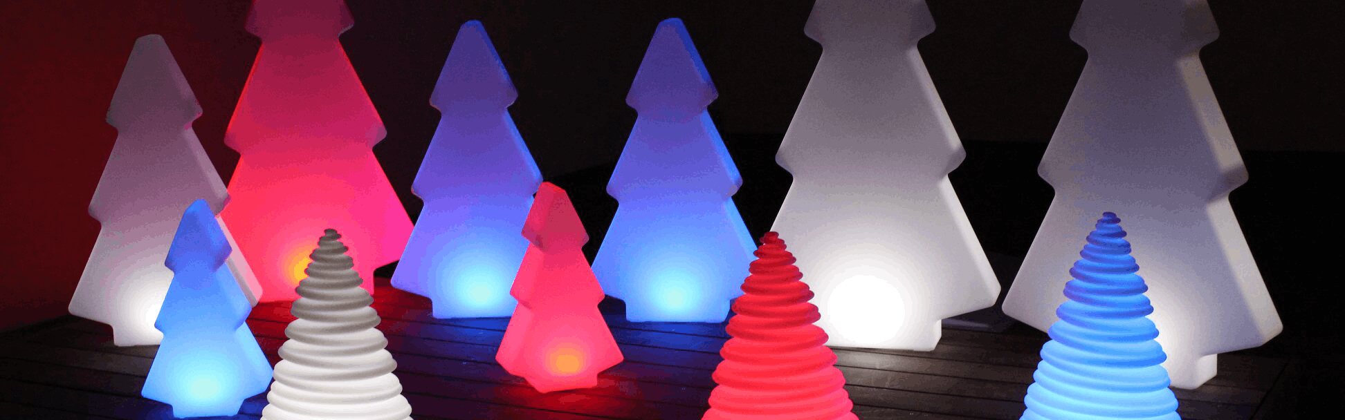 Sapins lumineux multicolores pilotés par télécommande