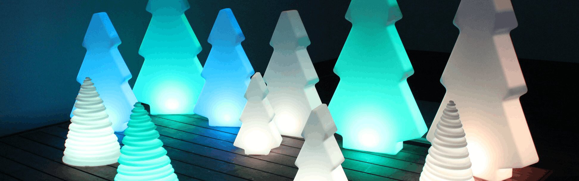Composition panoramique de sapins LED turquoise et blancs