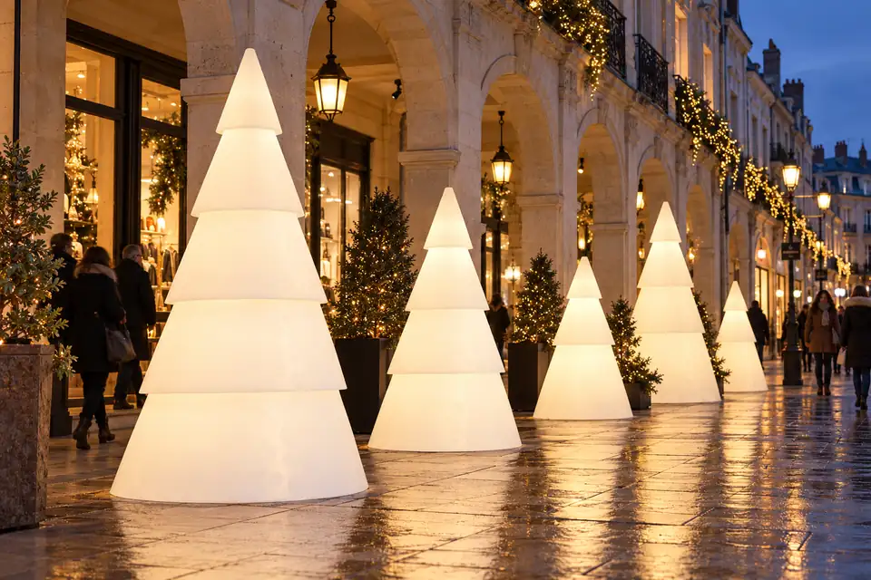 Sapins lumineux Modulo blanc chaud disposés sous des arcades commerçantes