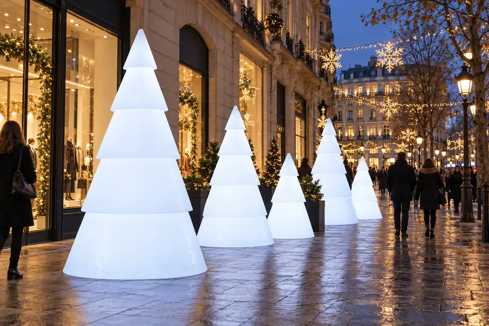Sapins lumineux Modulo blanc froid dans une rue commerçante de style haussmannien