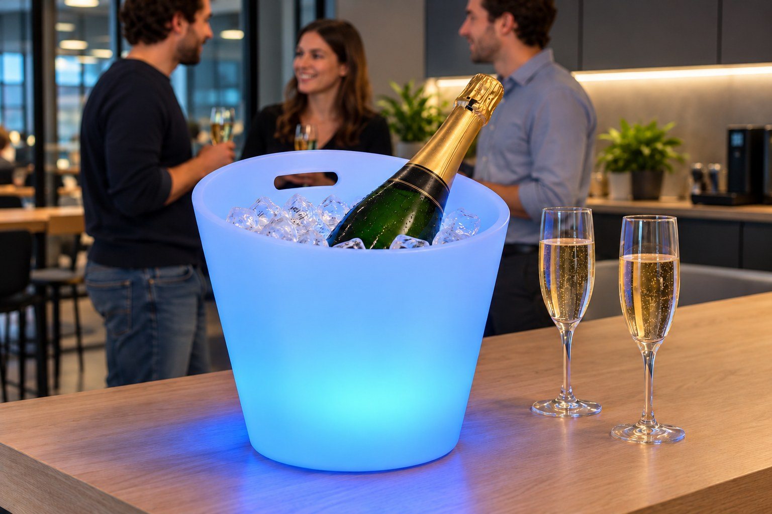 Seau lumineux à poignées bleu sur un comptoir lors d’un afterwork