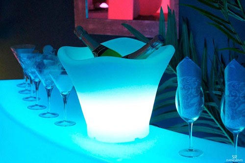 Seau à champagne 42S à bord ondulé éclairé en turquoise sur une table