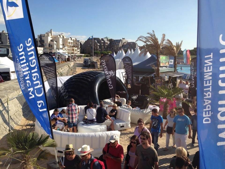 Stand Luna noir au milieu d’un événement de plage