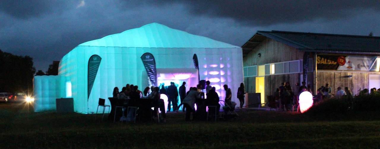 Tente gonflable de 150 m² intégrée à un événement nocturne