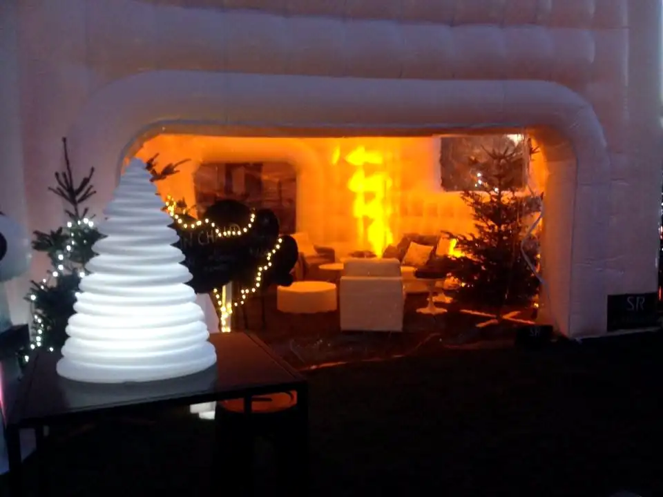 Igloo gonflable aménagé pour une réception de Noël