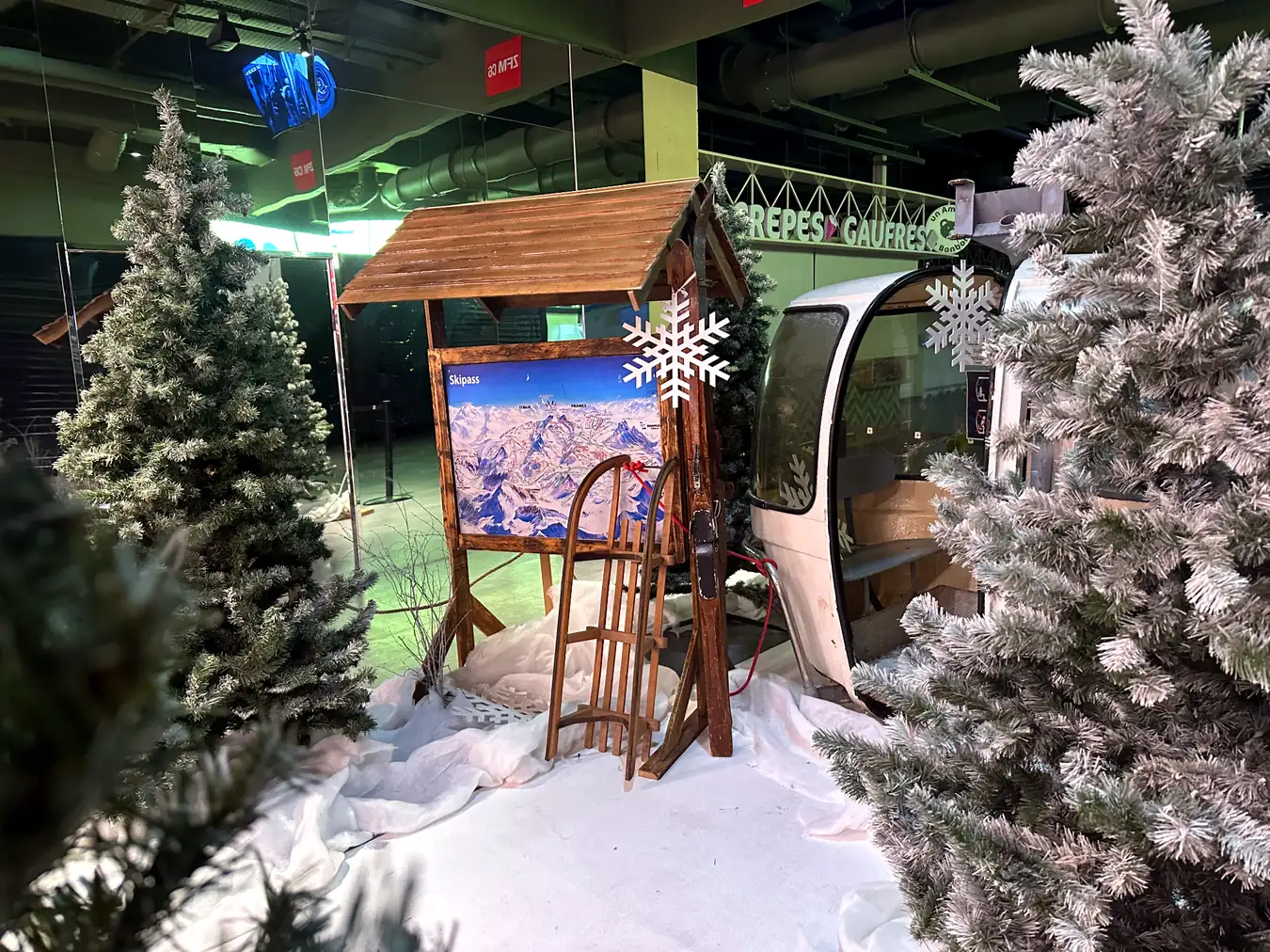 Télécabine et décor montagne pour ambiance de Noël